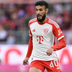 Noussair Mazraoui am Ball.