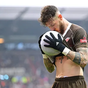 Marcel Hartel küsst den Ball