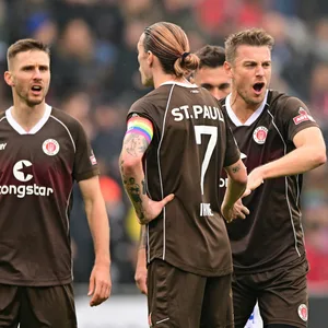 Karol Mets, Jackson Irvine und Hauke Wahl
