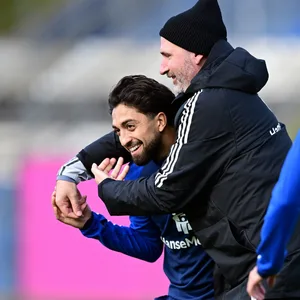 Immanuel Pherai und Tim Walter scherzen im HSV-Training.