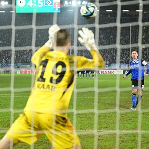 Die Entscheidung in Bielefeld: HSV-Keeper Matheo Raab (l.) pariert den Strafstoß von Marius Wörl.