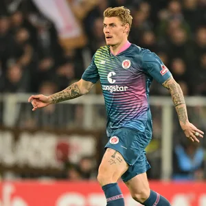 Eric Smith (FC St. Pauli) im Pokalspiel gegen den FC Schalke 04