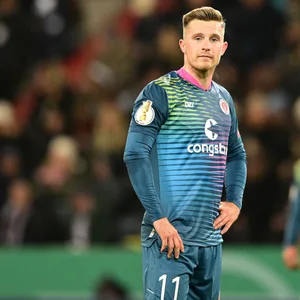 St. Pauli-Stürmer Johannes Eggestein wirkt gegen Schalke ratlos