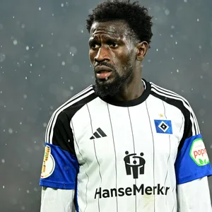 Bakery Jatta steht im Regen
