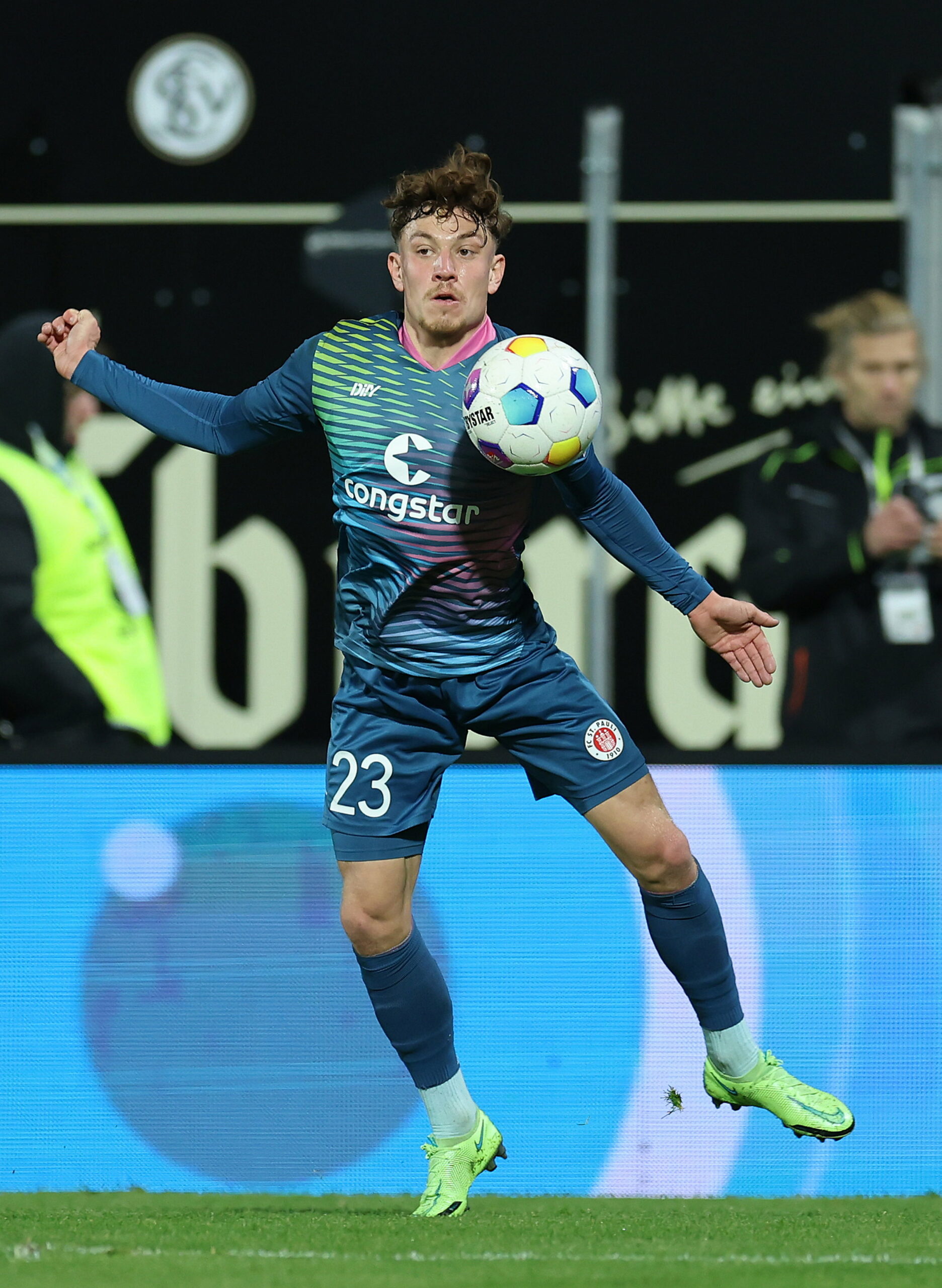 St. Pauli-Profi Treu nimmt Ball im Spiel gegen Elversberg an