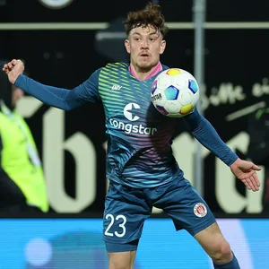 St. Pauli-Profi Treu nimmt Ball im Spiel gegen Elversberg an