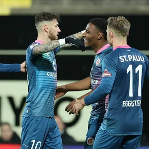 Jackson Irvine, Marcel Hartel, Oladapo Afolayan und Johannes Eggestein jubeln