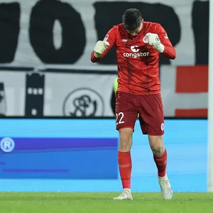 St. Pauli-Torwart Nikola Vasilj ballt nach dem 2:0-Sieg gegen Elversberg die Fäuste
