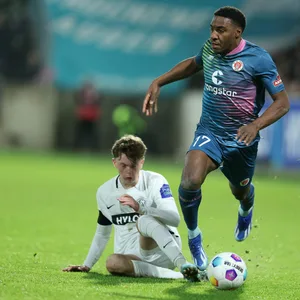 Oladapo Afolayan vom FC St. Pauli läuft dem Elversberger Paul Wanner davon