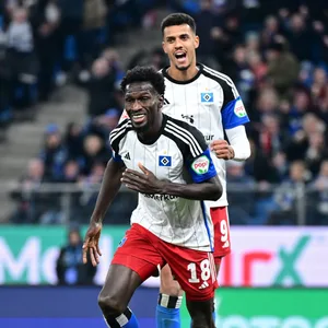 Bakery Jatta und Robert Glatzel jubeln über das 2:0 gegen Magdeburg