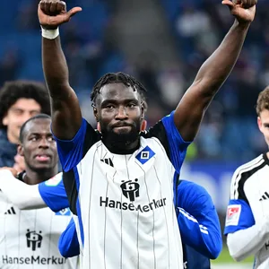 Stephan Ambrosius lässt sich von den HSV-Fans feiern.