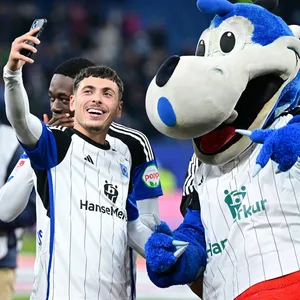 SV-Profi William Mikelbrencis macht ein Selfie mit Dino Hermann