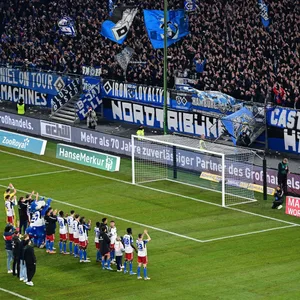 Die Mannschaft des HSV feiert mit den Fans