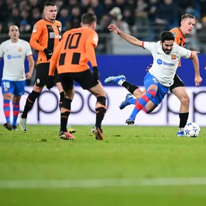 Ilkay Gündogan kommt im Laufduell zu Fall