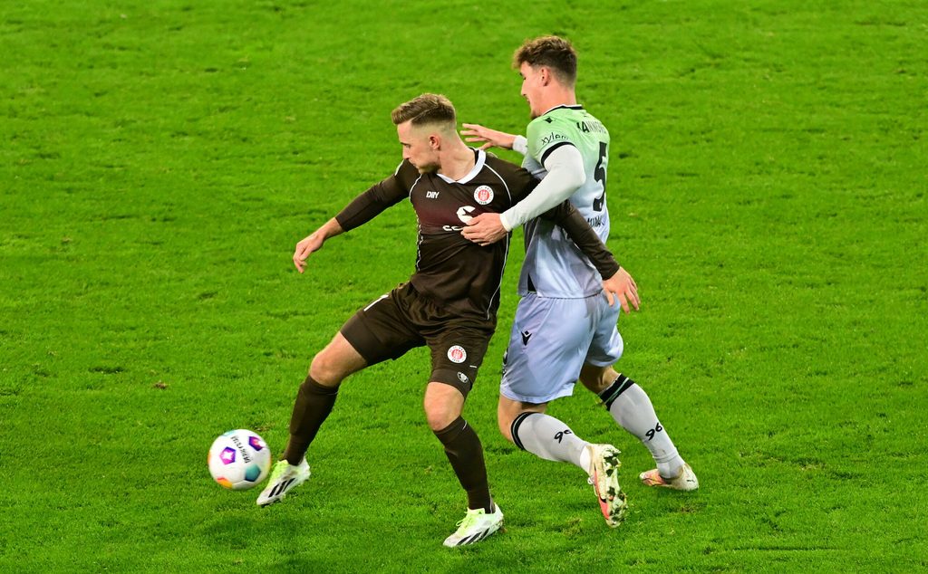 St. Pauli-Stürmer Johannes Eggestein im Zweikampf mit Phil Neumann
