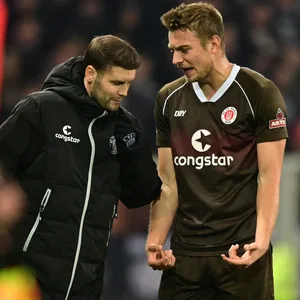 Gemeinsam obenauf: St. Paulis Hauke Wahl (r.) mit Trainer Fabian Hürzeler.