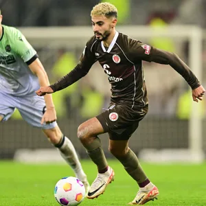 Elias Saad (FC St. Pauli) im Spiel gegen Hannover 96