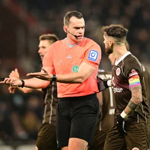 Schiedsrichter Richard Hempel musste St. Paulis Spiel gegen Hannover wegen Ausschreitungen im Gästeblock unterbrechen.
