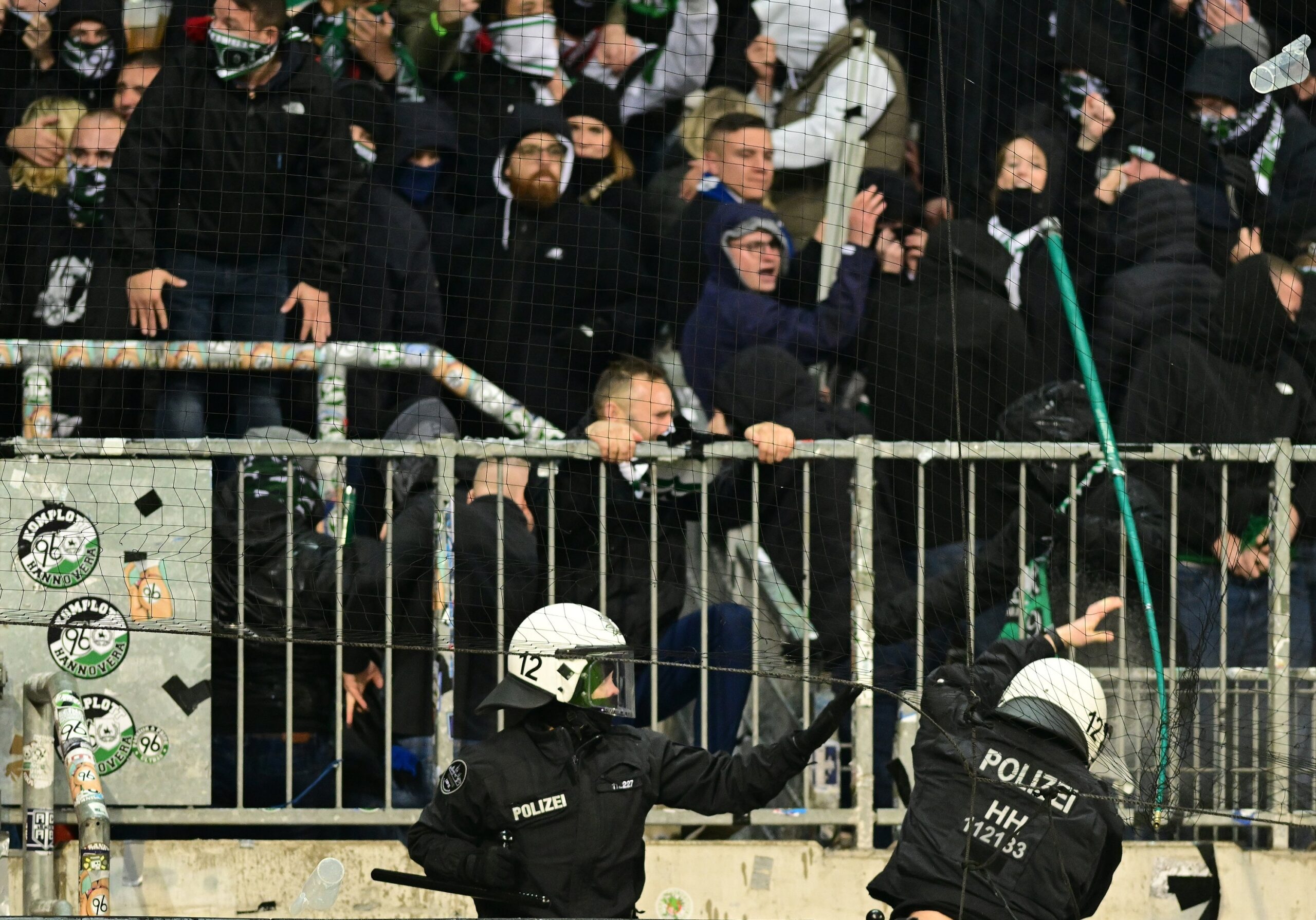 Fans von Hannover 96 greifen Polizisten am Millerntor an