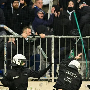 Fans von Hannover 96 greifen Polizisten am Millerntor an