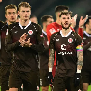 Hauke Wahl, Eric Smith, Marcel Hartel und Philipp Treu applaudieren