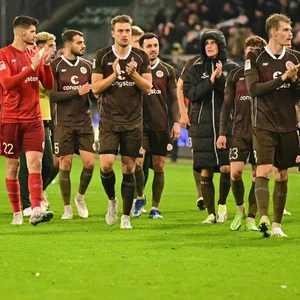 Die Profis des FC St. Paulis bedanken sich nach dem Heimspiel gegen Hannover für die Unterstützung der Fans.