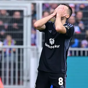 HSV-Profi Bénes ärgert sich in Kiel