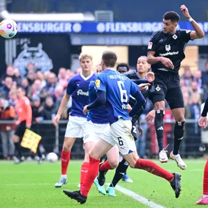Robert Glatzel (HSV) erzielt Tor gegen Holstein Kiel