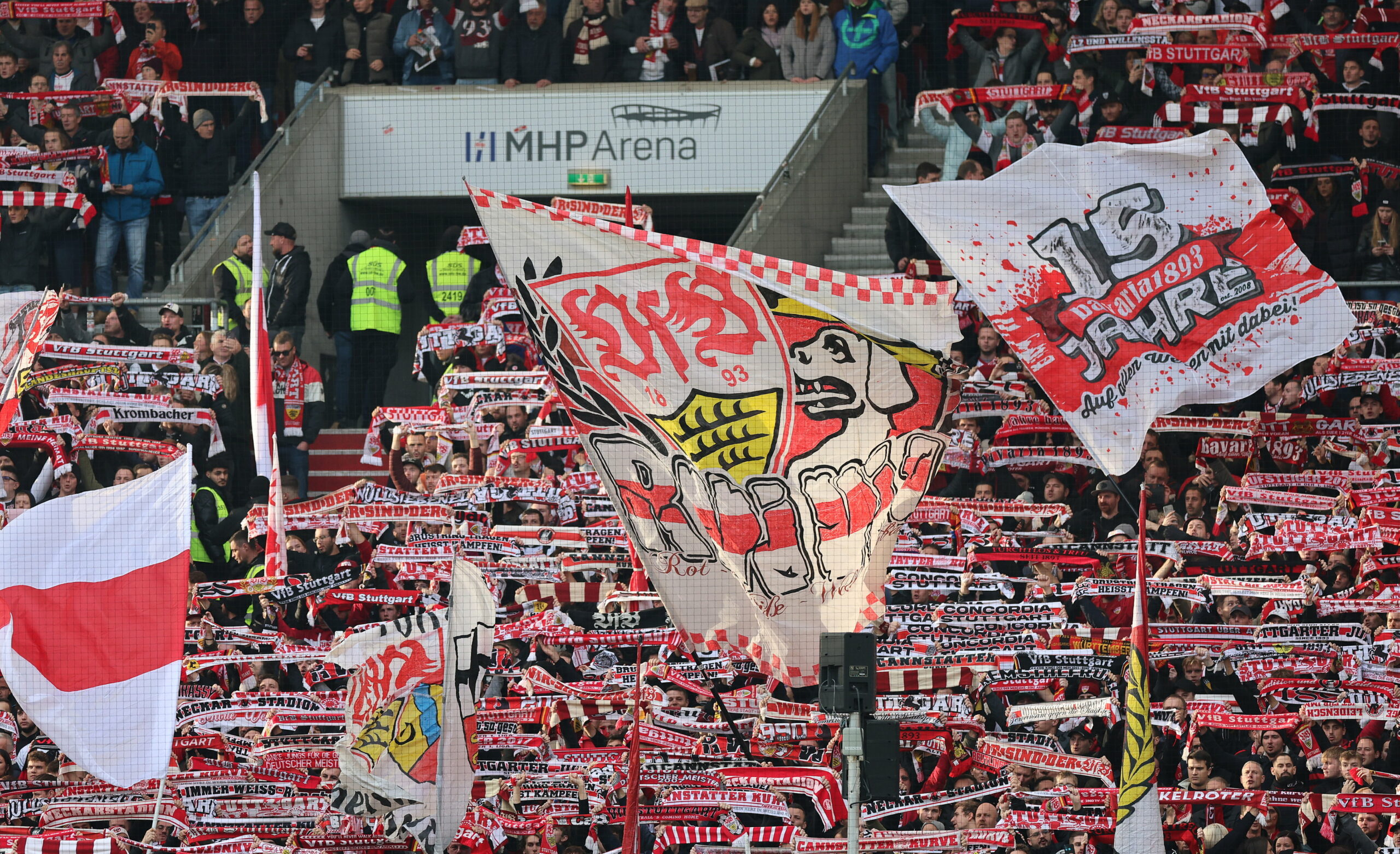 Die VfB Stuttgart Fans schwenken die Fahnen.