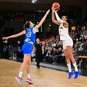 Satou Sabally wirft beim Ländersiel des DBB-Teams gegen Italien