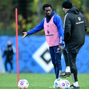 Tim Walter lobte die intere Diskussionskultur, die er im Training hier mit Bakery Jatta vorlebte.