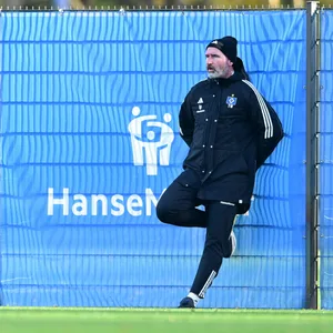 HSV-Trainer Tim Walter lehnt sich beim Training an