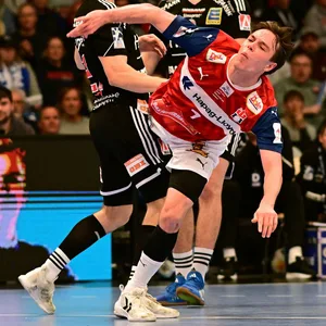 Leif Tissier beim Torwurf gegen Erlangen