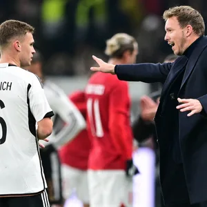 Julian Nagelsmann gibt Joshua Kimmich Anweisungen