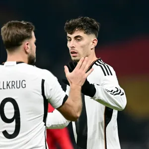 Kai Havertz klatscht mit Niclas Füllkrug ab.