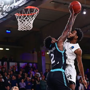 Towers-Guard Durham wird von Vilnius-Profi Mekowulu geblockt