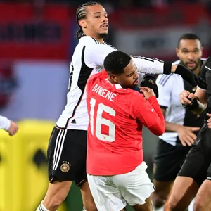 Leroy Sané mit einer Tätlichkeit gegen Phillipp Mwene.