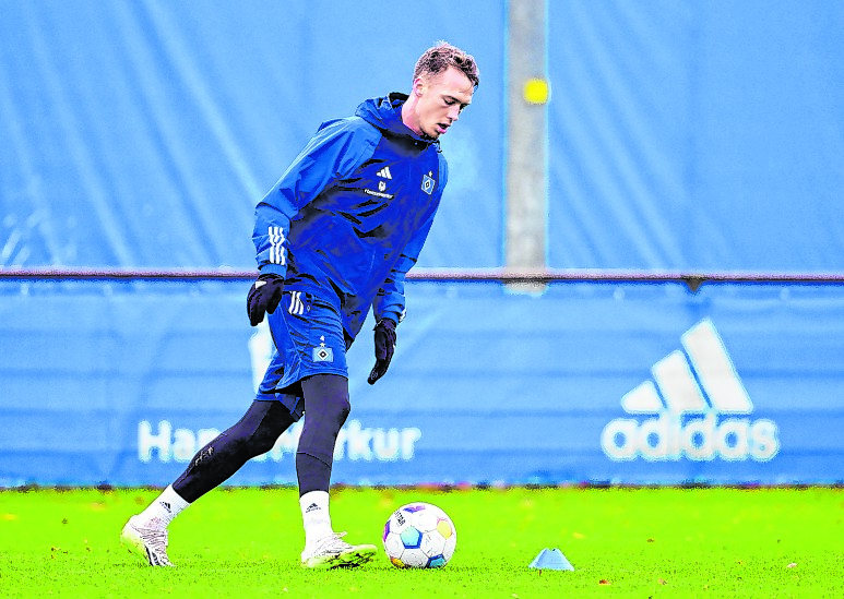 Sebastian Schonlau beim Training mit Spielgerät