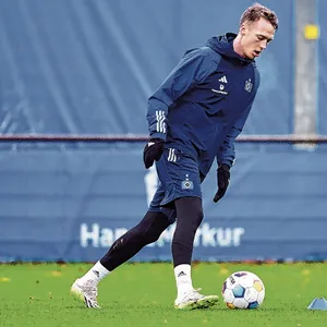 Sebastian Schonlau beim Training mit Spielgerät