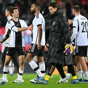 Die geschlagenen DFB-Stars trabten nach dem Pleite in Österreich vom Platz.