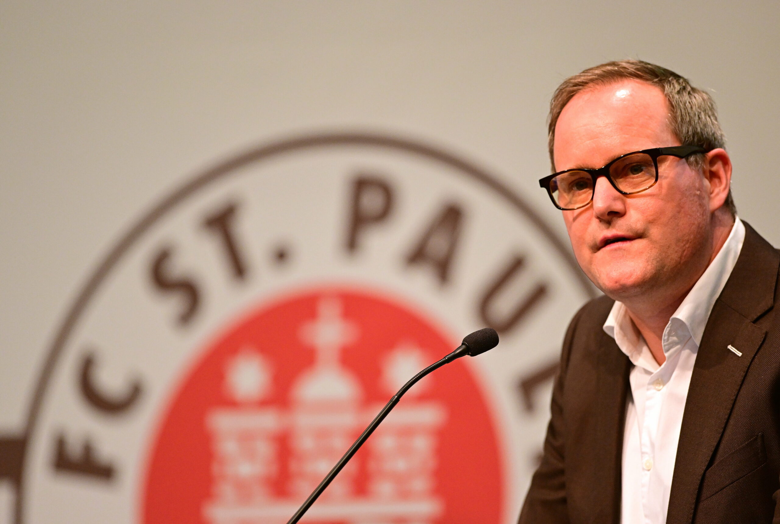 St. Pauli-Präsident Oke Göttlich bei der Mitgliederversammlung
