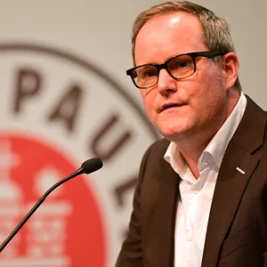 St. Pauli-Präsident Oke Göttlich bei der Mitgliederversammlung