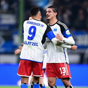 Guilherme Ramos bejubelt sein Tor mit Robert Glatzel