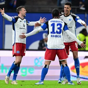 Jonas Meffert, Guilherme Ramos und Robert Glatzel jubeln