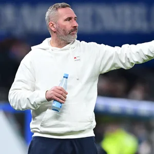 HSV-Trainer Tim Walter zeigt nach rechts