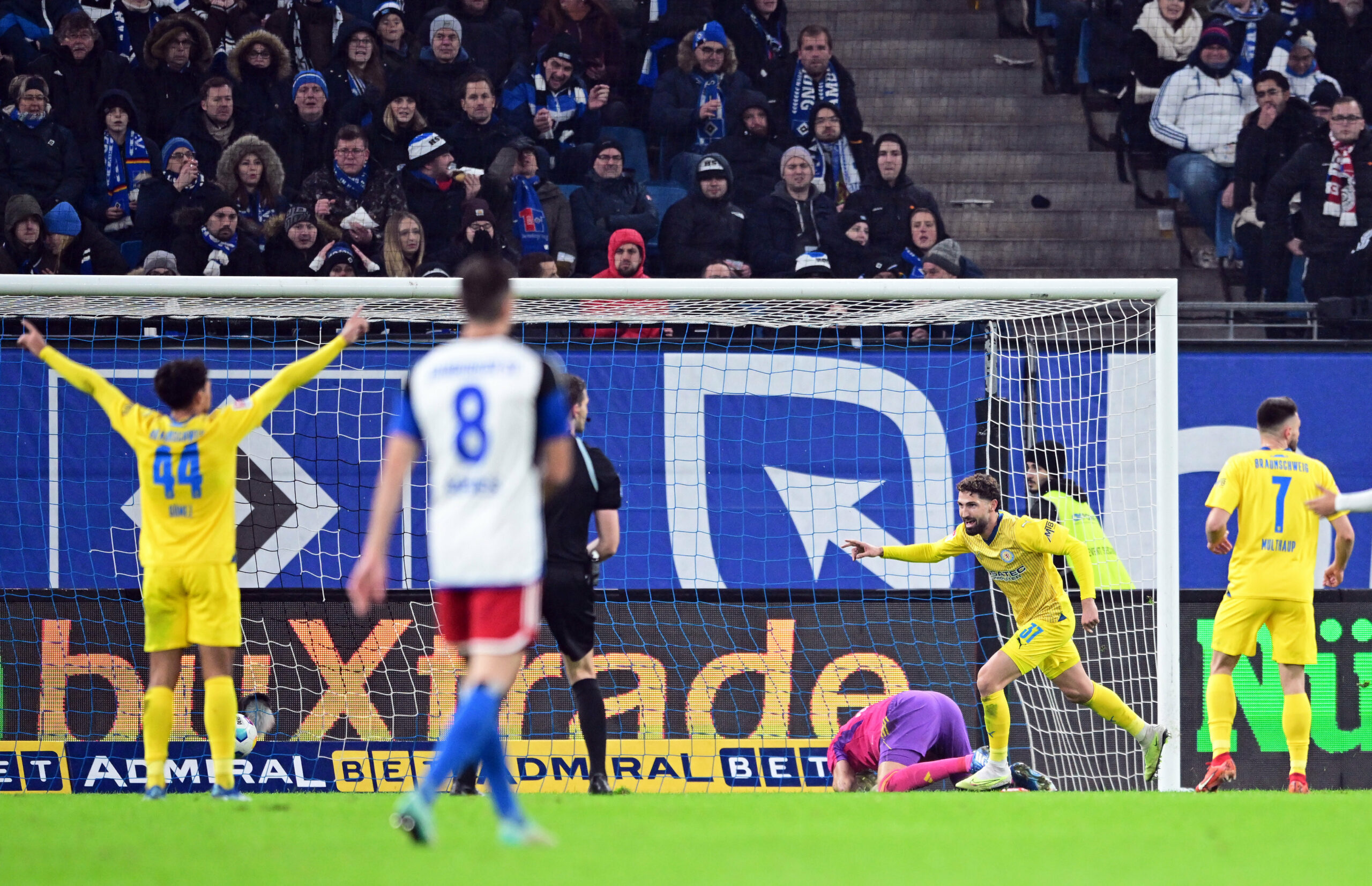 Fabio Kaufmann (Eintracht Braunschweig) erzielt vermeintliches Tor zum 2:2 beim HSV