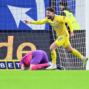 Fabio Kaufmann (Eintracht Braunschweig) erzielt vermeintliches Tor zum 2:2 beim HSV