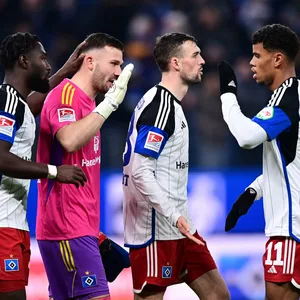 Stephan Ambrosius, Torwart Daniel Heuer Fernandes, Jonas Meffert und Ransford-Yeboah Königsdörffer nach dem Schlusspfiff