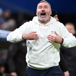 HSV-Trainer Tim Walter verfolgte das Spiel gegen Braunschweig an der Seitenliebe sehr lebhaft..