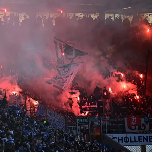 Pyro-Show im Gästeblock des FC St. Pauli in Rostock